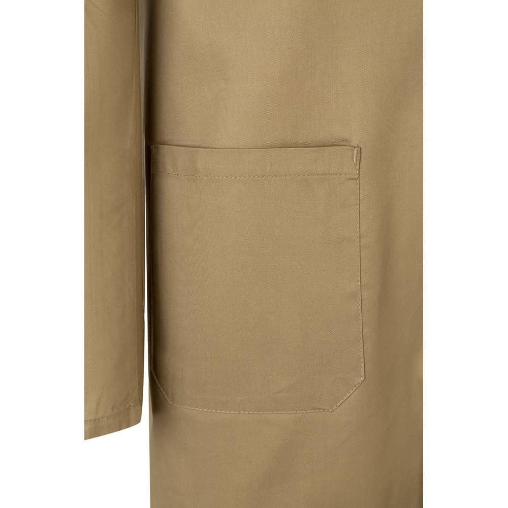 Detaljerad bild av väggficka på blus i bomull och polyester.