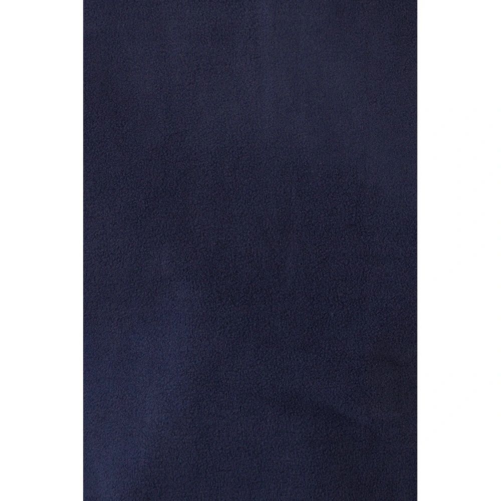 Närbild av soft shell-västens material i mörkblått polyester och elastan.