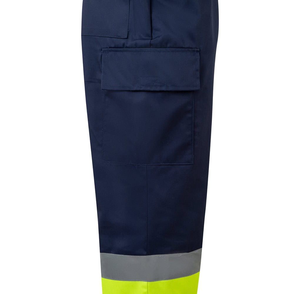 Mörkblå arbetsbyxa i twill med reflexdetalj och ficka.