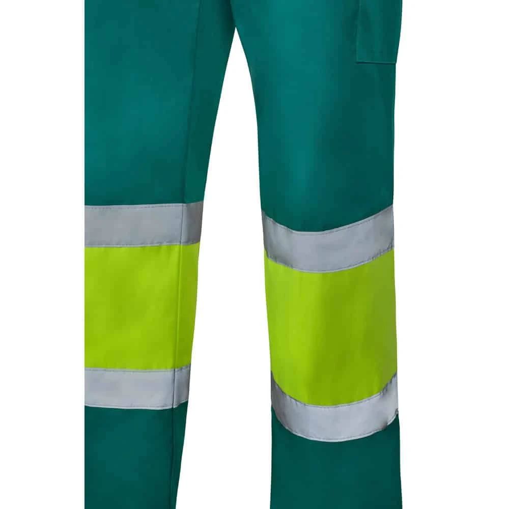 Tvåfärgade arbetsbyxor i twill med reflexband, gröna och gula färger.