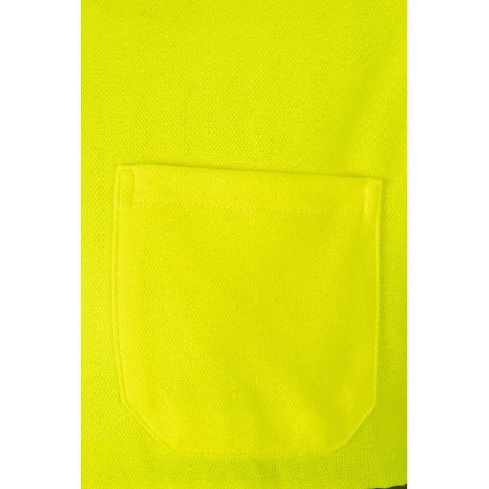 Närbild av ficka på neonfärgad pikétröja i bomull och polyester.