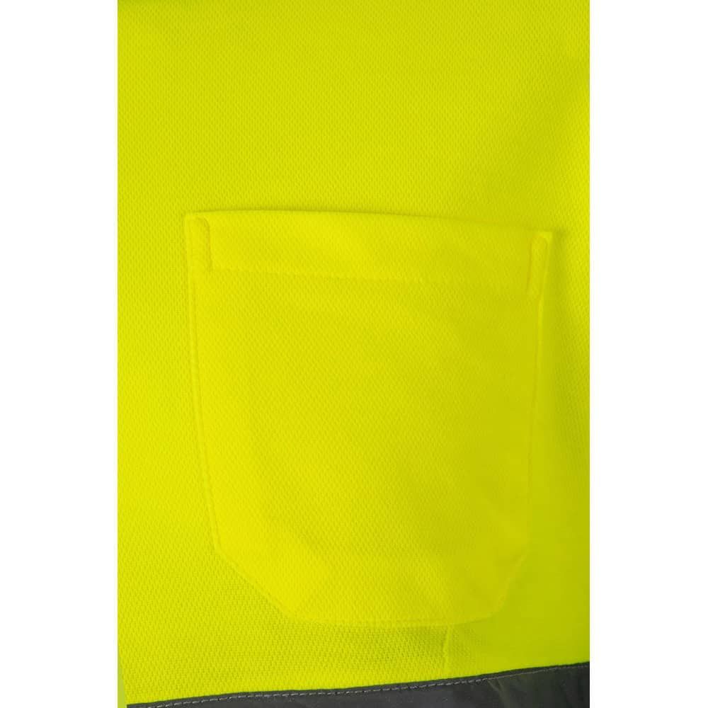 Närbild på väskficka på VL PLUTO stor pikétröja i neonfärgad bomull/polyester.