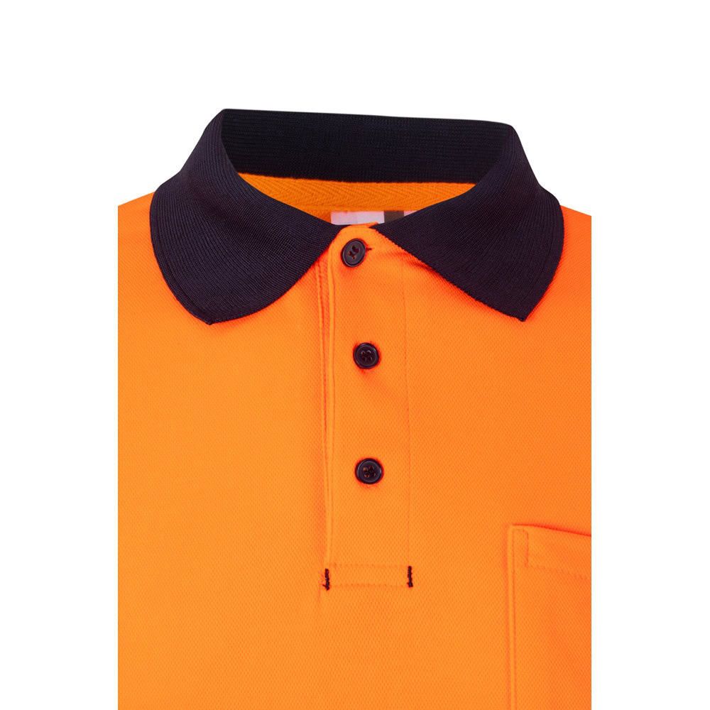 Orange pikétröja med svart krage och knappar, långärmad, i bomull och polyester.