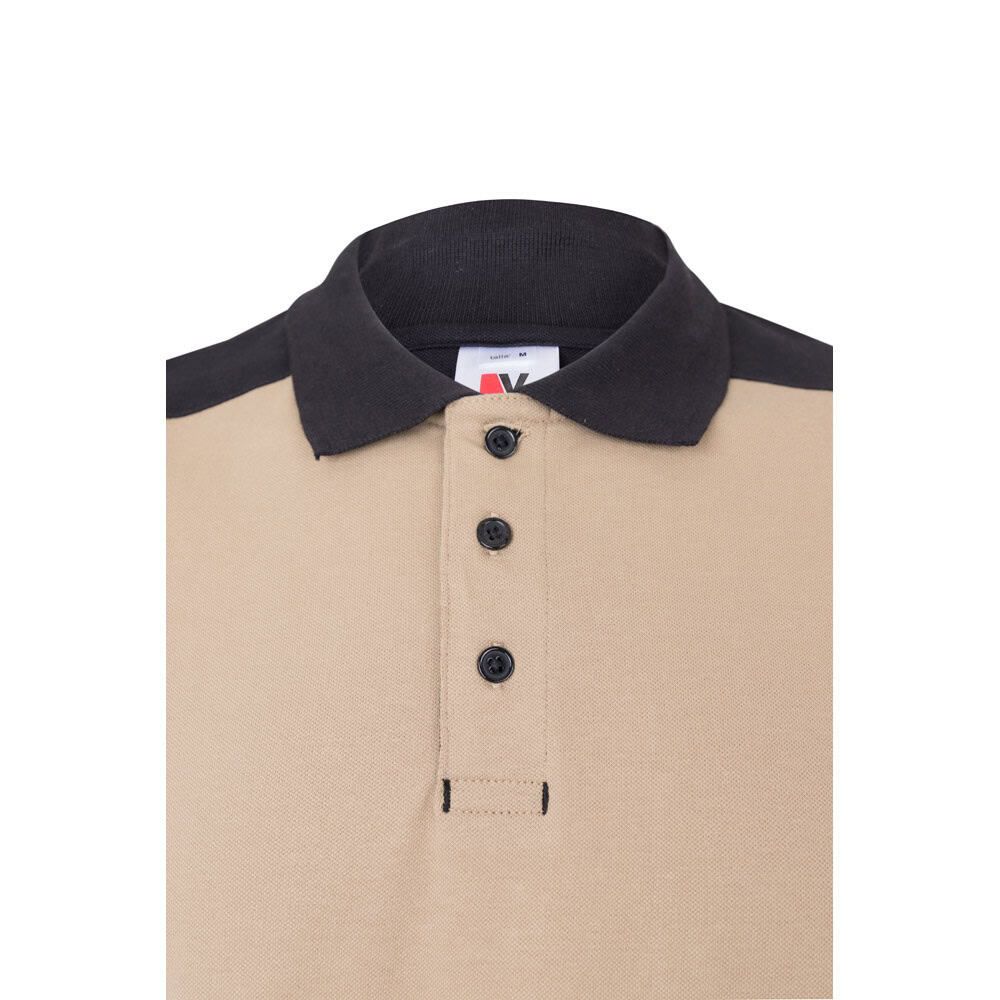 Beige och svart pikétröja i stretchig polyester och elastan, korta ärmar.