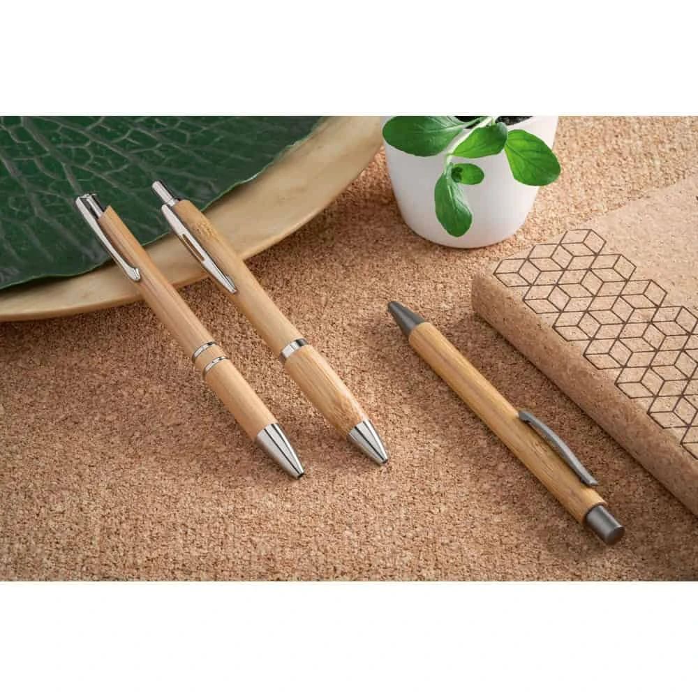 BETA BAMBOO. Bambukulspetspenna med klämma och metalldetaljer