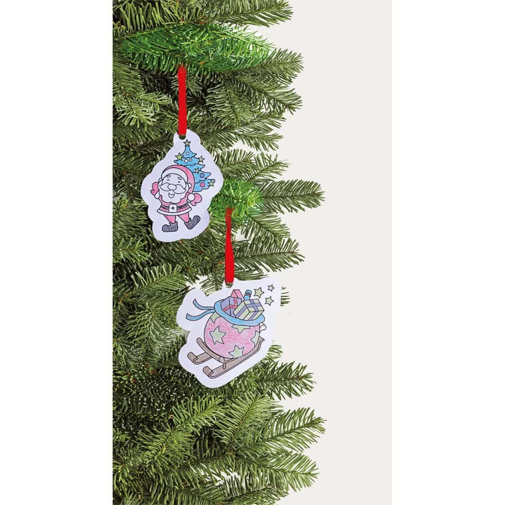 Julgransprydnader med tomte och julklapp, hängande i granen.
