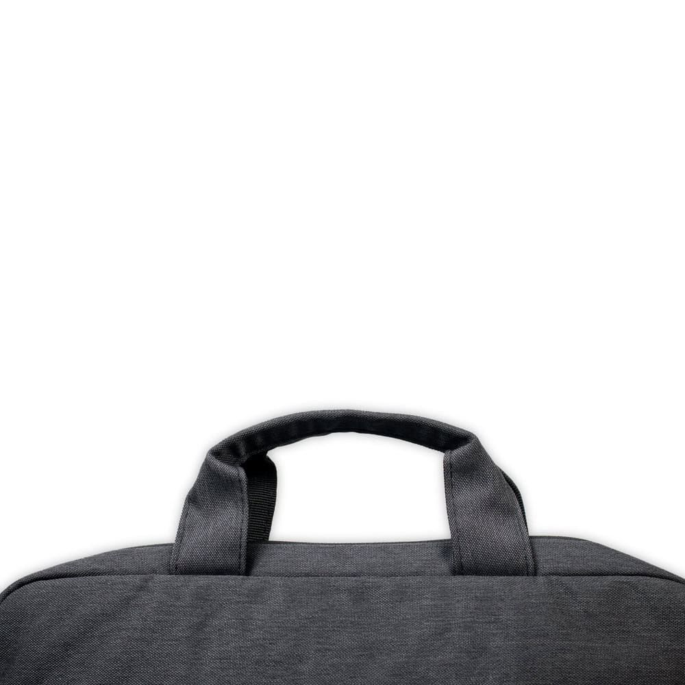 Vadderad laptopväska i svart polyester för 15" laptops, miljövänlig design.