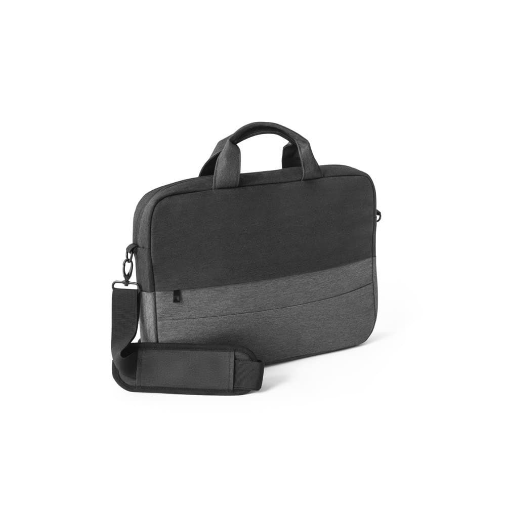 Vadderad laptopväska i svart med axelrem och handtag, tillverkad av återvunnen polyester.