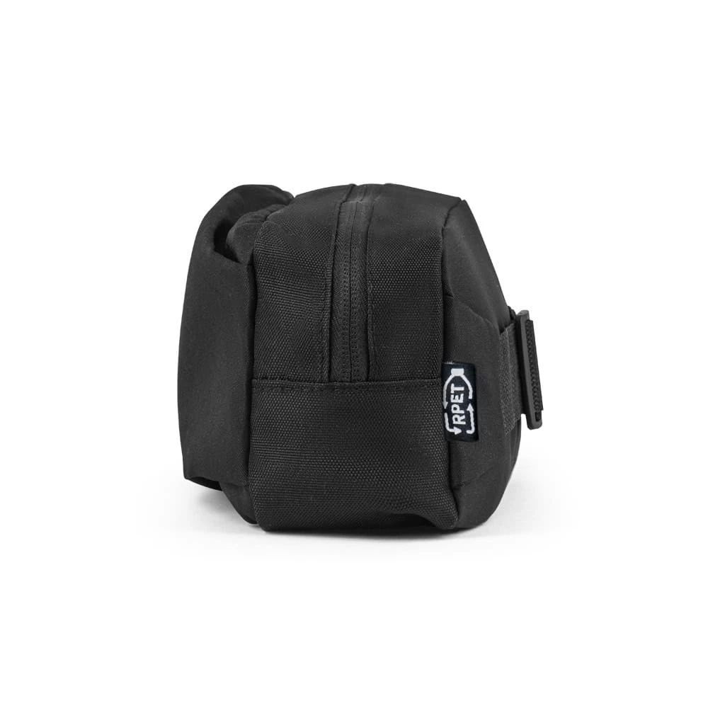 Svart Delfos Pouch midjeväska av återvunnen polyester med reflekterande element.