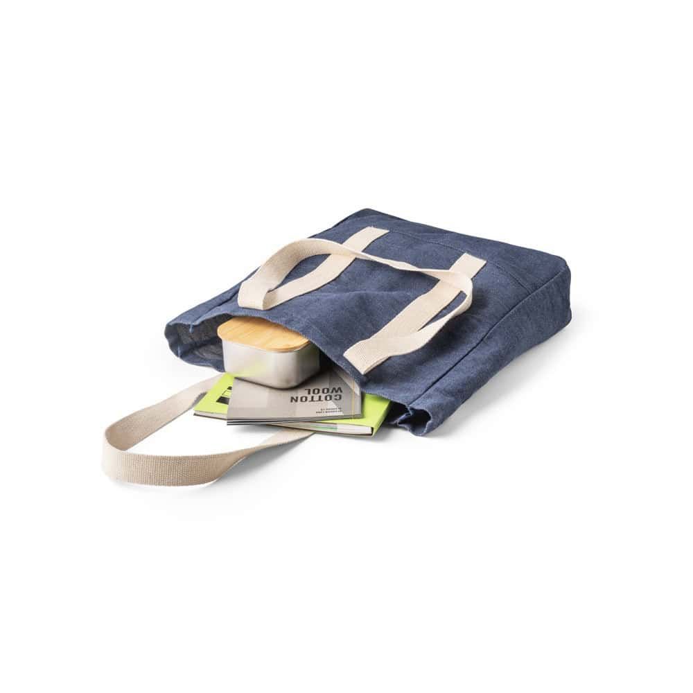 Väska av denimmaterial med tryckblock och papper för tryckning, perfekt för branding och marknadsför.