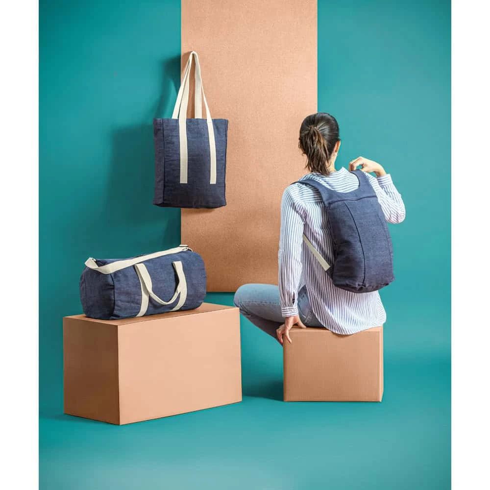 Denim Casual jeanspåse och weekendbag i kraftigt tyg, perfekt för vardag och resa.