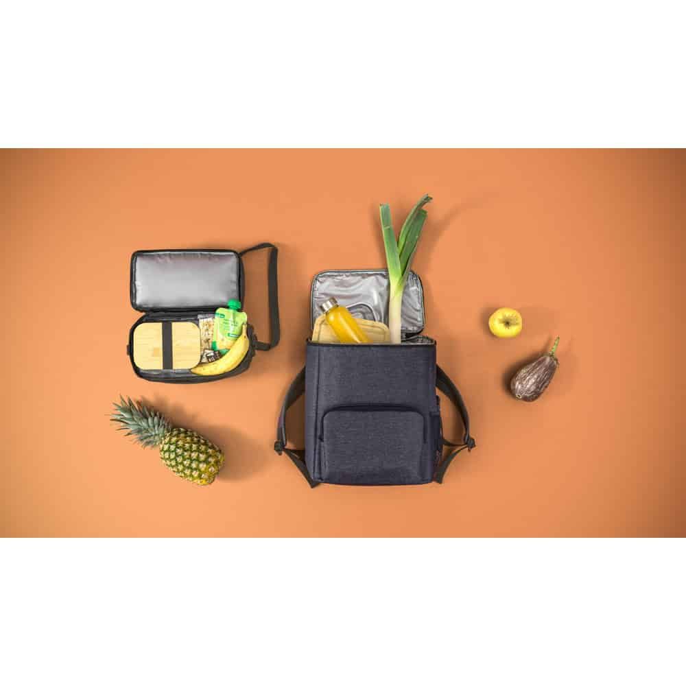 Kylväska 7L i jacquardmaterial med zippers och innehåll av frukt och grönsaker.
