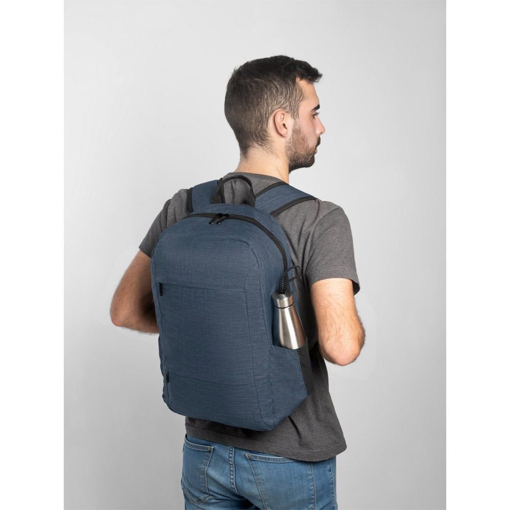 Mörkblå ryggsäck för laptop av 300D rPET, hållbar och miljövänlig.