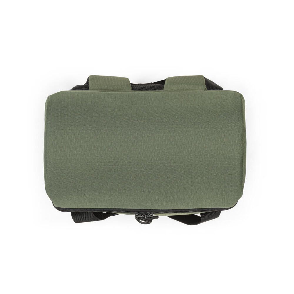 Kylväska i grönt med ryggsäcksfunktion, tillverkad av återvunnen polyester 600D ripstop, 16L kapacit.