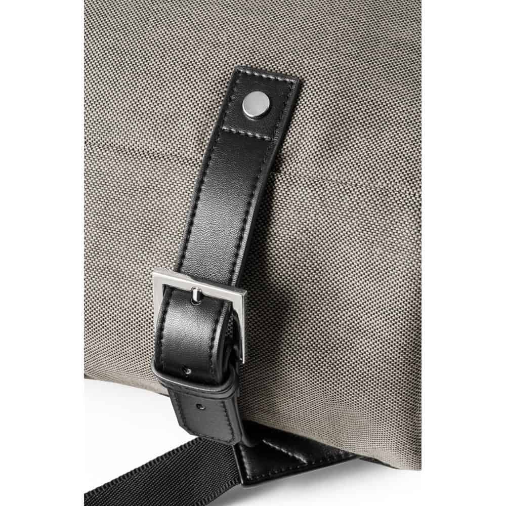 Närbild av rem och tyg på DIVERGENT BACKPACK II ryggsäck för laptop upp till 15.6''.