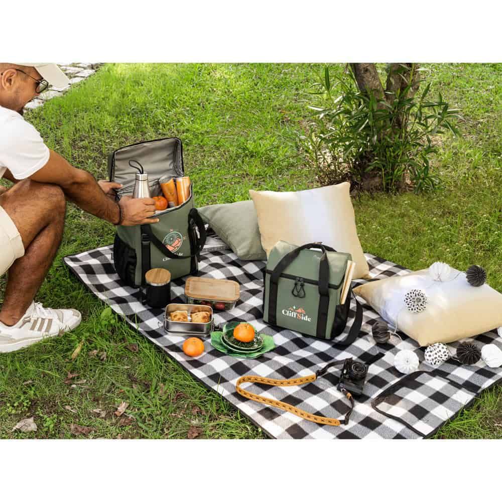 Kylväska för picknick i återvunnen polyester med mat och dryck.