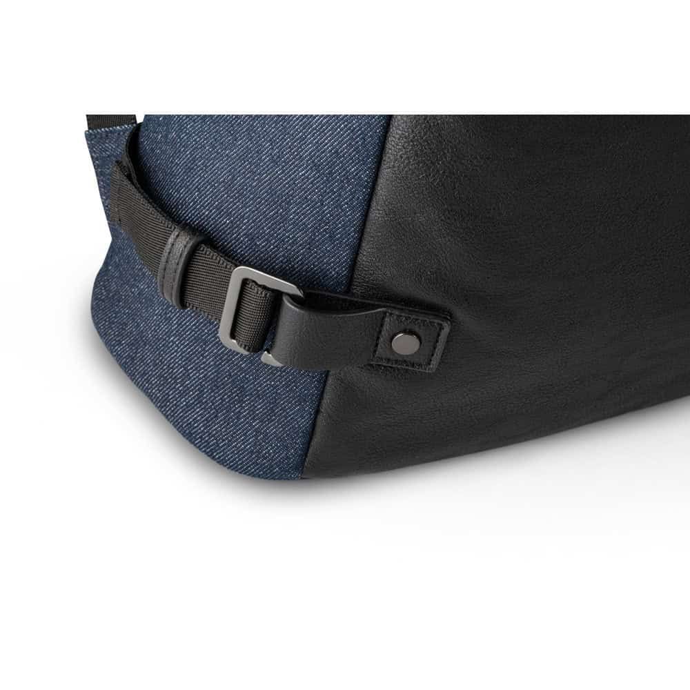 DIVERGENT ryggsäck i denim och PU med justerbar rem och säkerhetsdetalj.