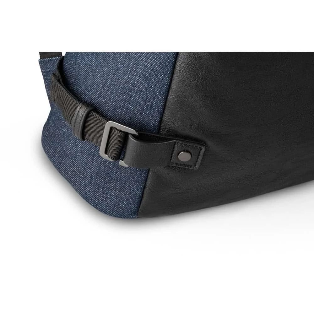 DIVERGENT ryggsäck i denim och PU med justerbar rem och säkerhetsdetalj.