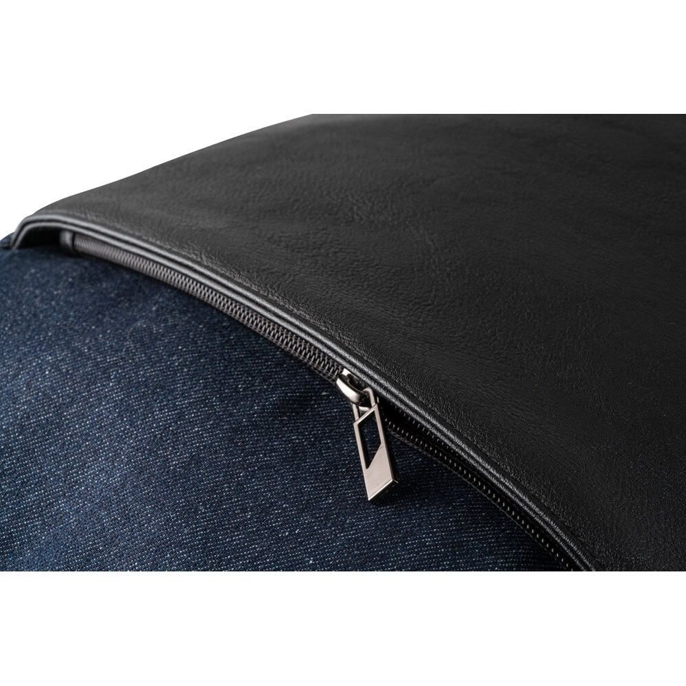 Laptopryggsäck i denim och PU med dragkedja.