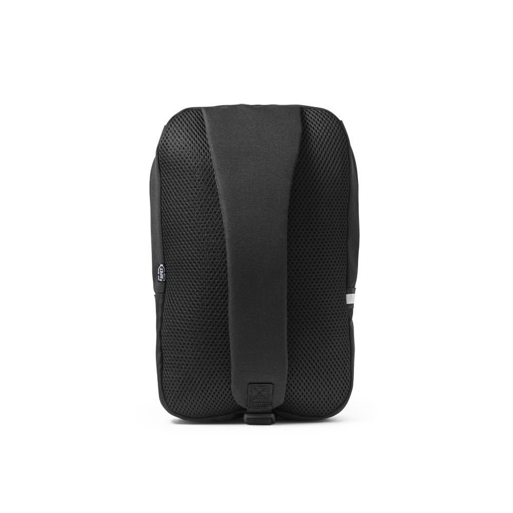 Svart ryggsäck i 300D och 600D återvunnen polyester med enkelrem.