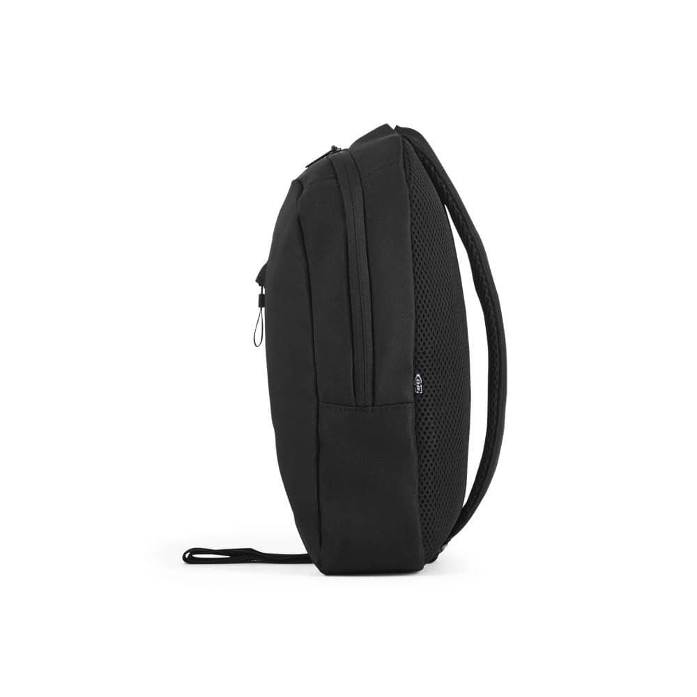 Svart ryggsäck i 300D och 600D återvunnen polyester med enkelrem.