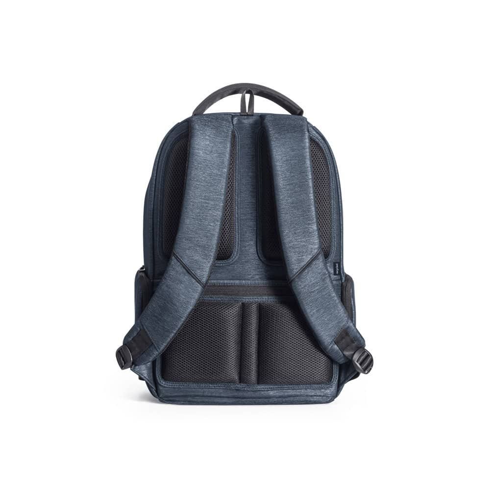 Mörkblå vattenavvisande laptopryggsäck i återvunnet nylon och polyester.