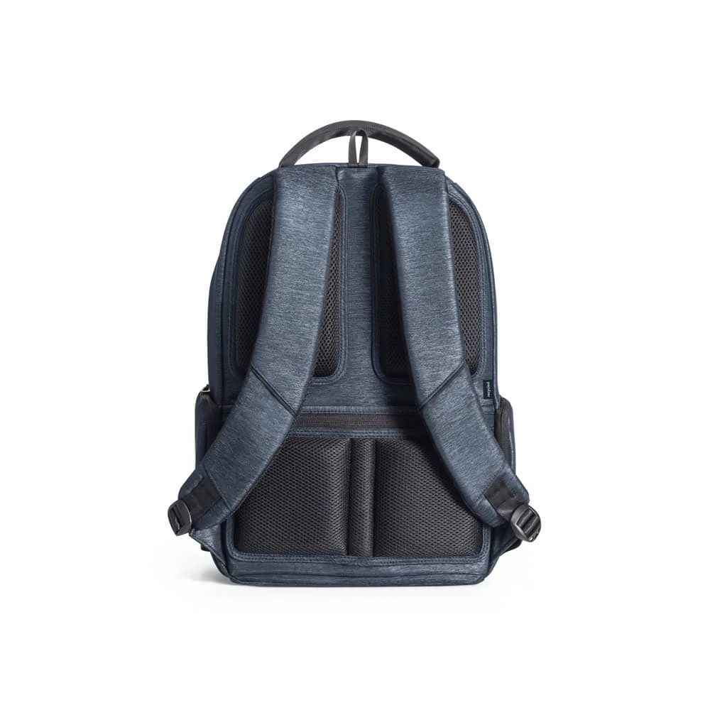 Mörkblå vattenavvisande laptopryggsäck i återvunnet nylon och polyester.