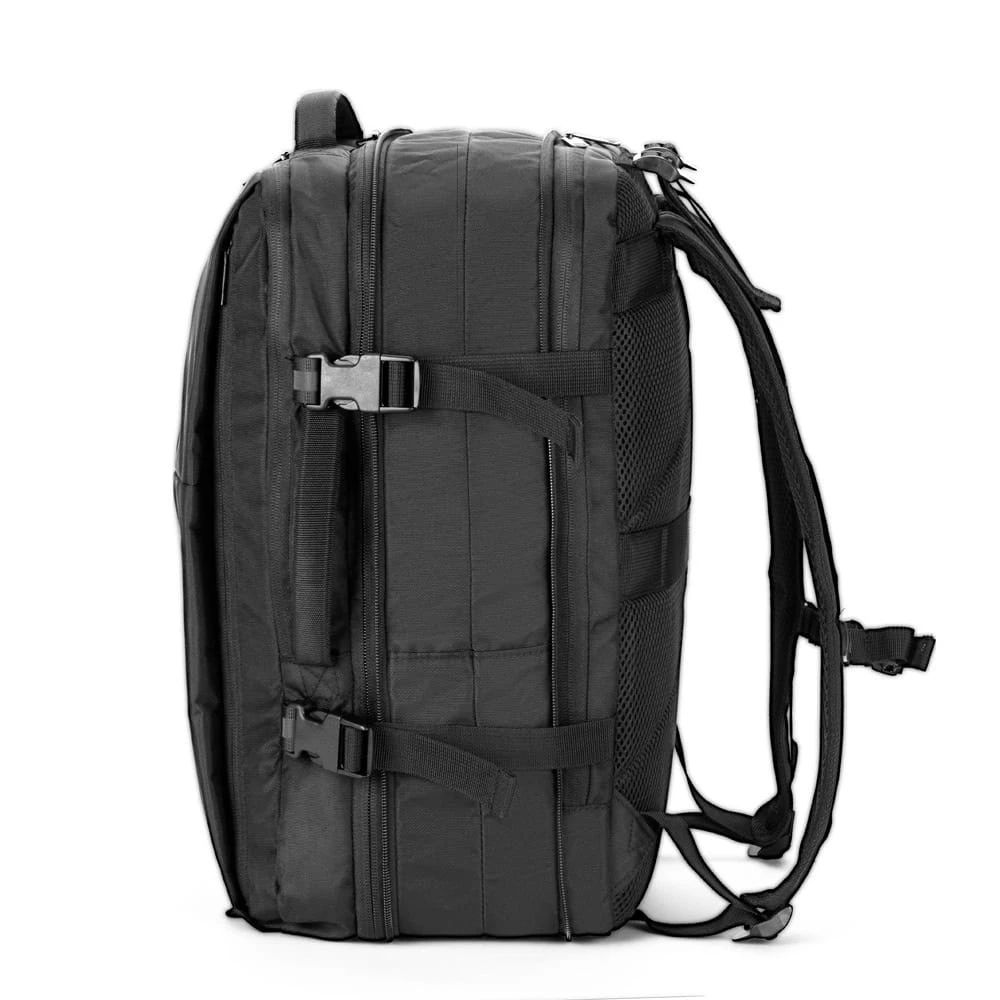Reseryggsäck i svart polyester med reflexdetaljer för 17,3" laptop. Praktisk och slitstark för varda.