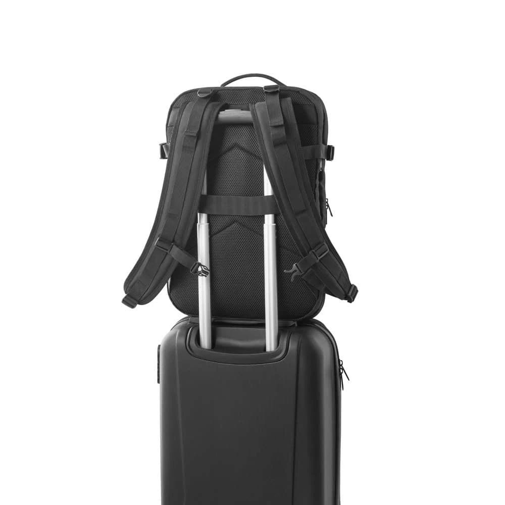 Reseryggsäck i svart polyester med hjul, handtag och reflexdetaljer för 17.3" laptop.