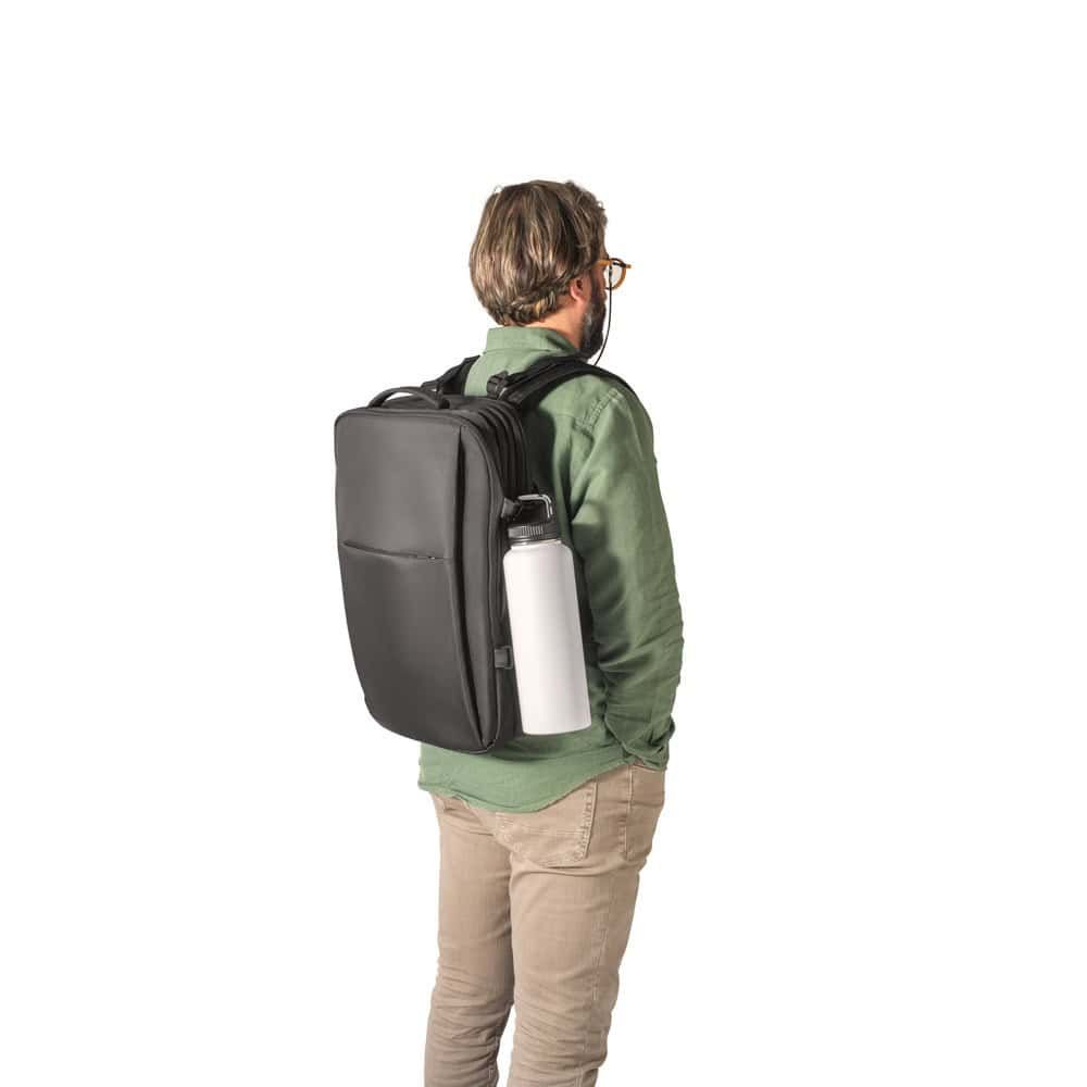 Reseväska i polyester med reflexdetaljer för säkerhet och stil.
