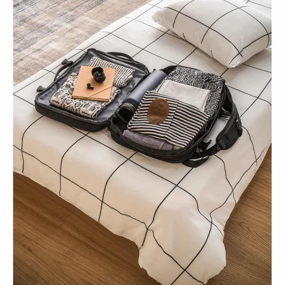 Reseryggsäck i polyester för 17.3" laptop med reflexdetaljer, perfekt för arbete och resor.
