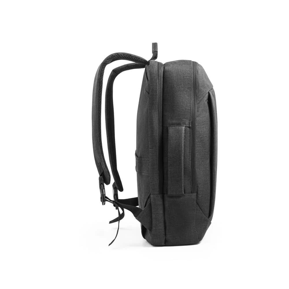 Svart ryggsäck Alexandria 600D med plats för 15.6" laptop och flera fack.