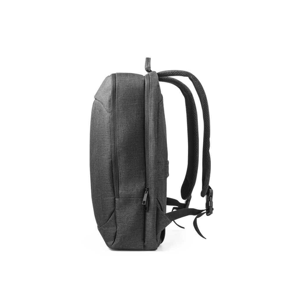 Svart ryggsäck i 600D-material för 15.6" laptop, med flera fack och justerbara remmar.