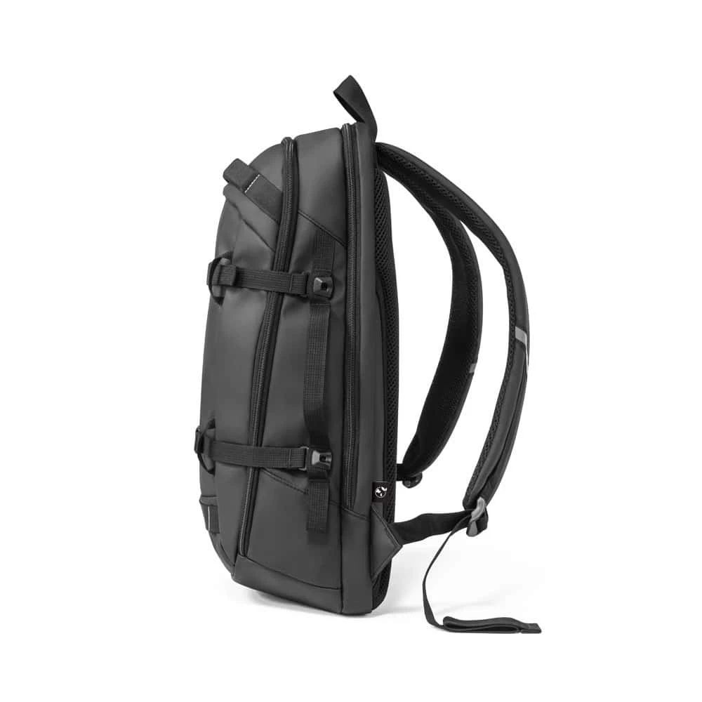 Svart laptopryggsäck i 900D återvunnen polyester med vattenavvisande yta.