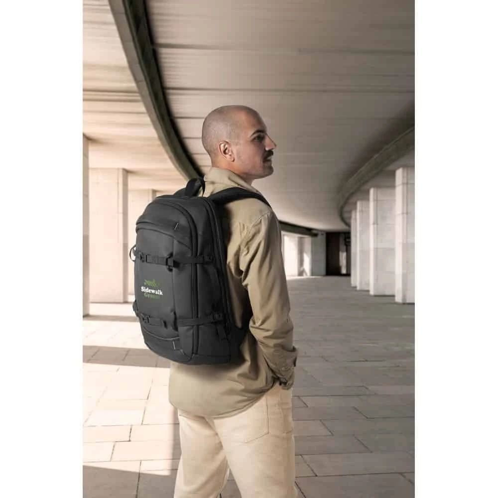 Svart laptopryggsäck i återvunnen polyester med vattenavvisande yta.