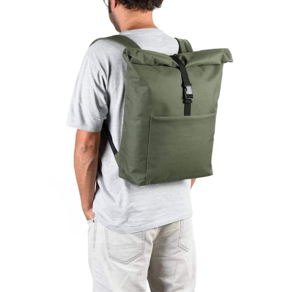 Grön laptopryggsäck med lock och frontficka, perfekt för arbete och resor.