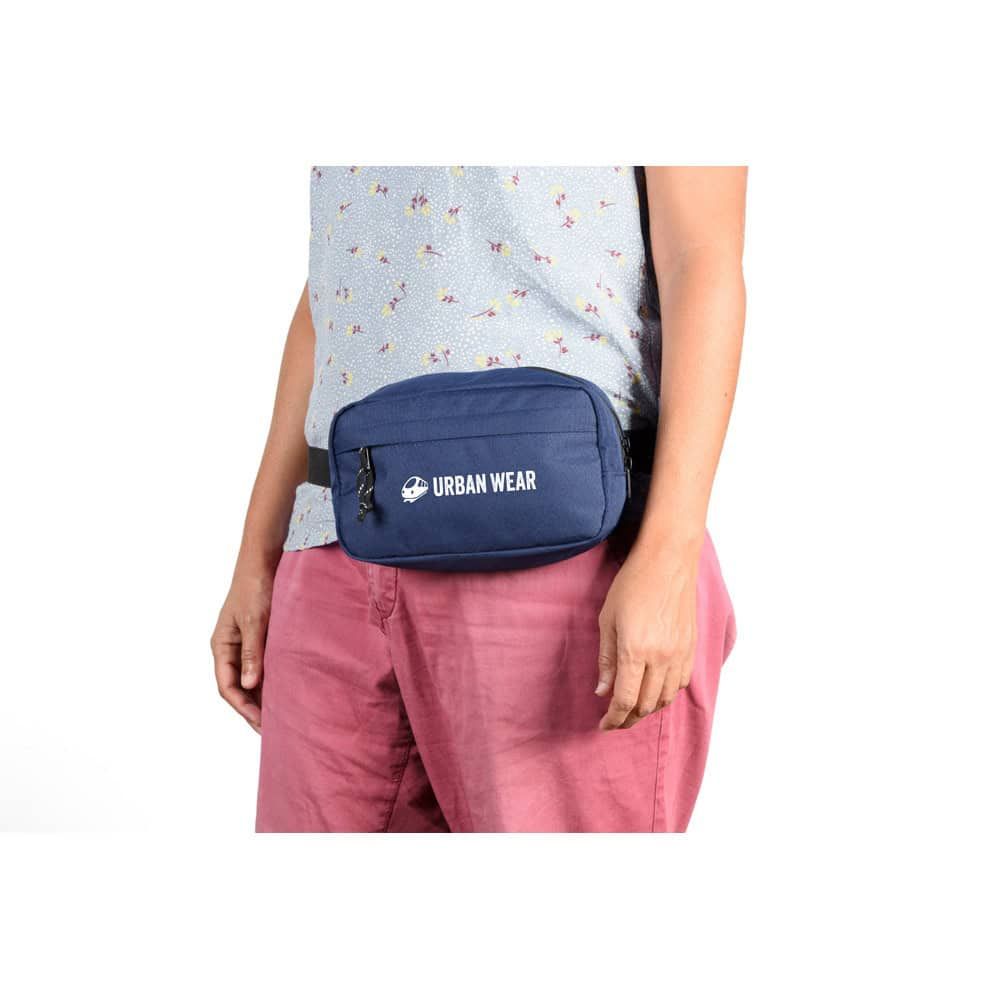 Midjeväska i blått med "Urban Wear" logga, perfekt för vardagsbruk.