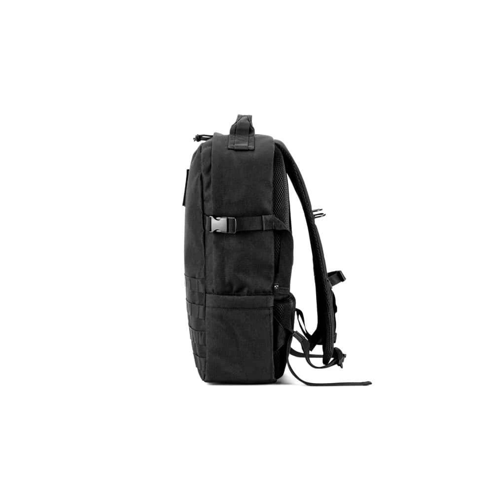 Militärinspirerad ryggsäck i svart 600D återvunnen polyester med 210D foder.
