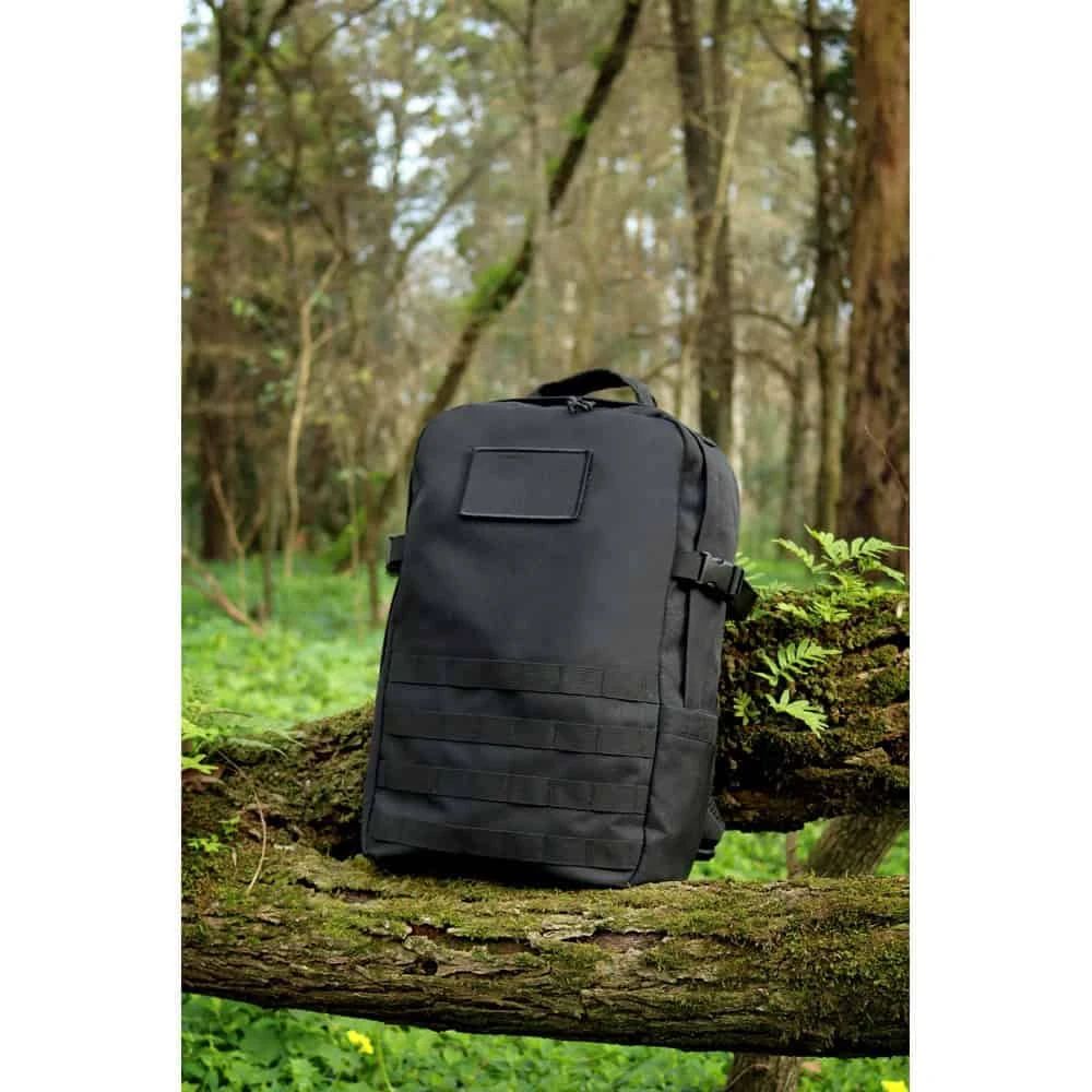 EDINBURGH BPACK. Ryggsäck i militärstil i 600D, återvunnen polyester med hög densitet och foder i 210D återvunnen polyester 17.3'