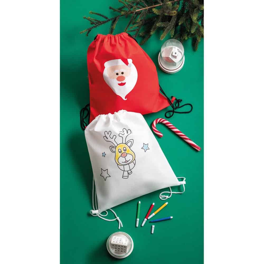 Julklappspåsar med tomte och ren, perfekta för barnens julklappar.