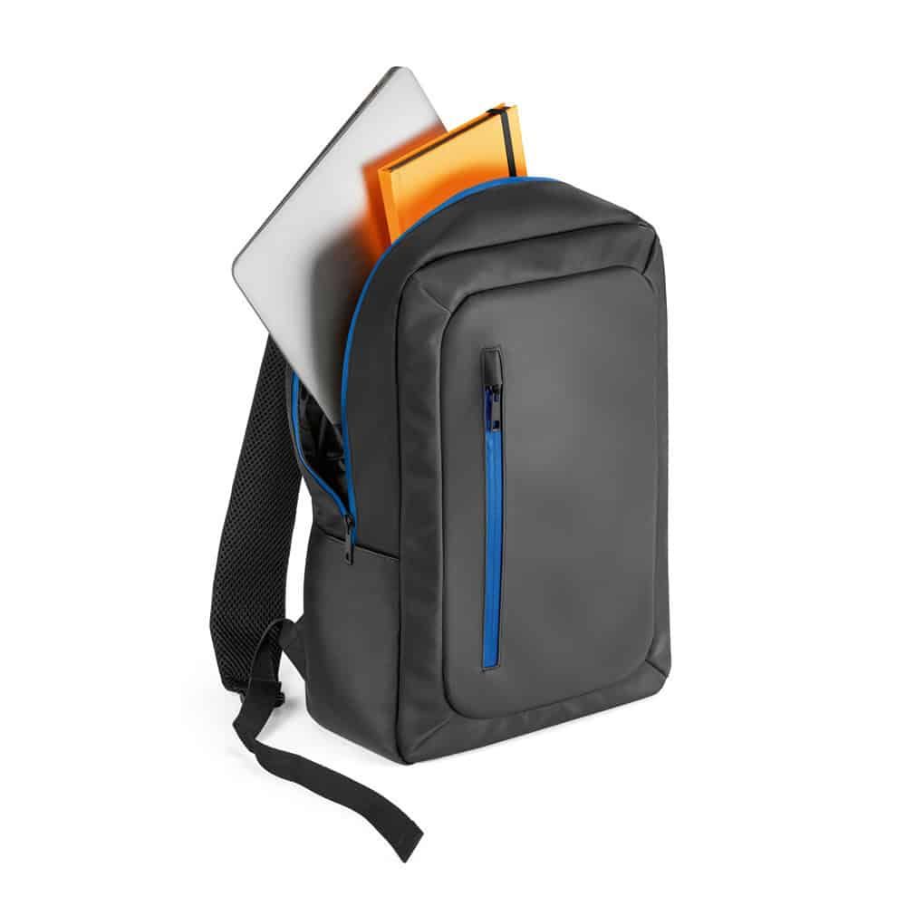 Praktisk svart ryggsäck för skolbruk med plats för 15,6'' laptop och tillbehör.