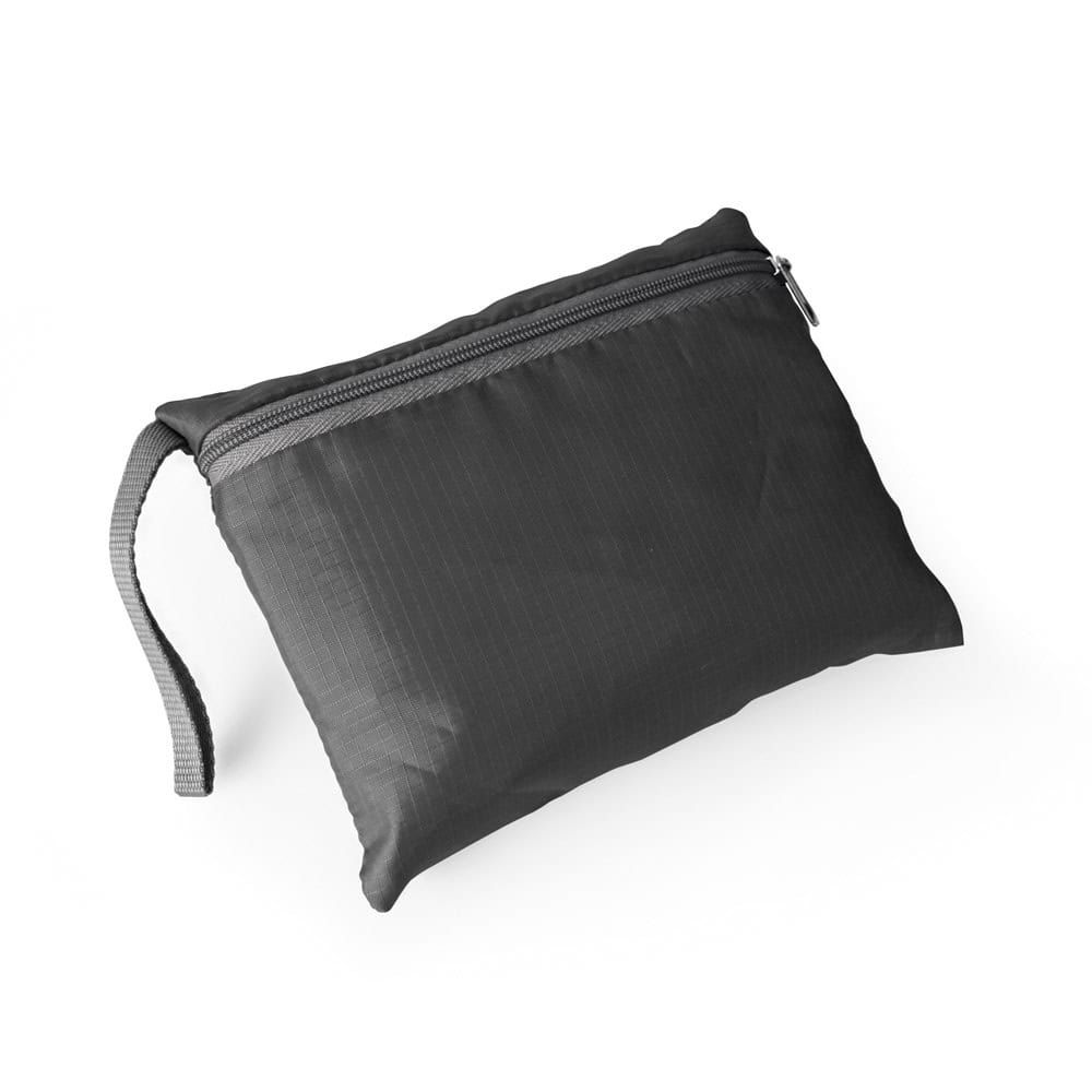 Vikbar svart ryggsäck i 210D ripstop-material med dragkedja och handtag. Perfekt för resor och varda.