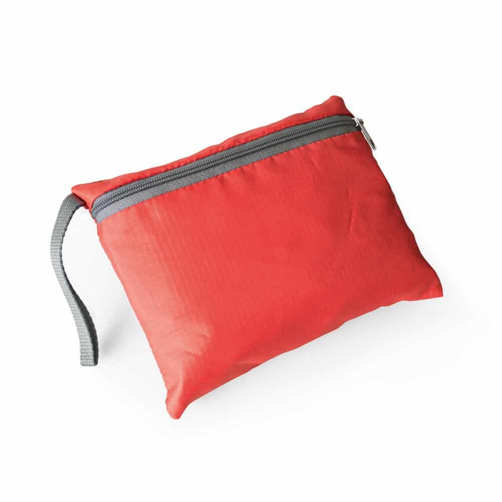 Vikbar ryggsäck i rött ripstop-material, perfekt för resor och äventyr.