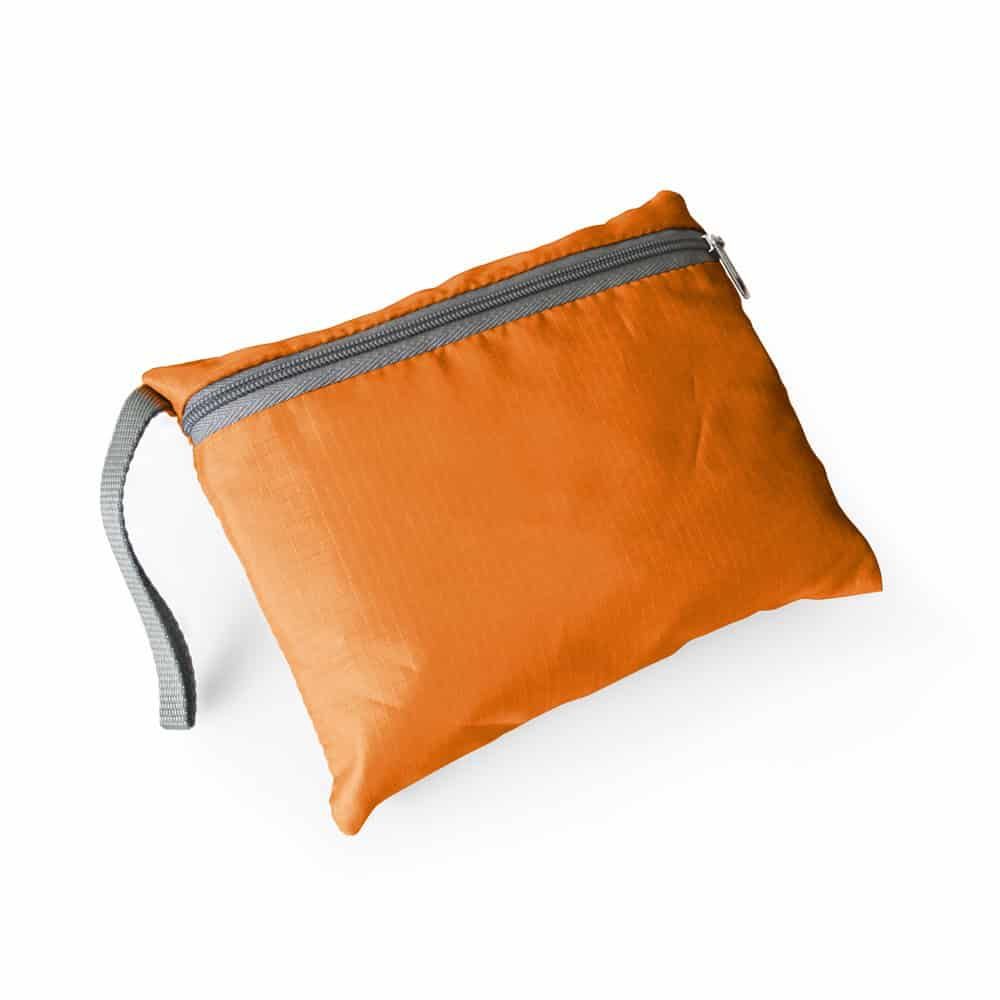 Vikbar orange ryggsäck i slitstarkt 210D ripstop-nylon med dragkedja och handtag. Perfekt för resor.
