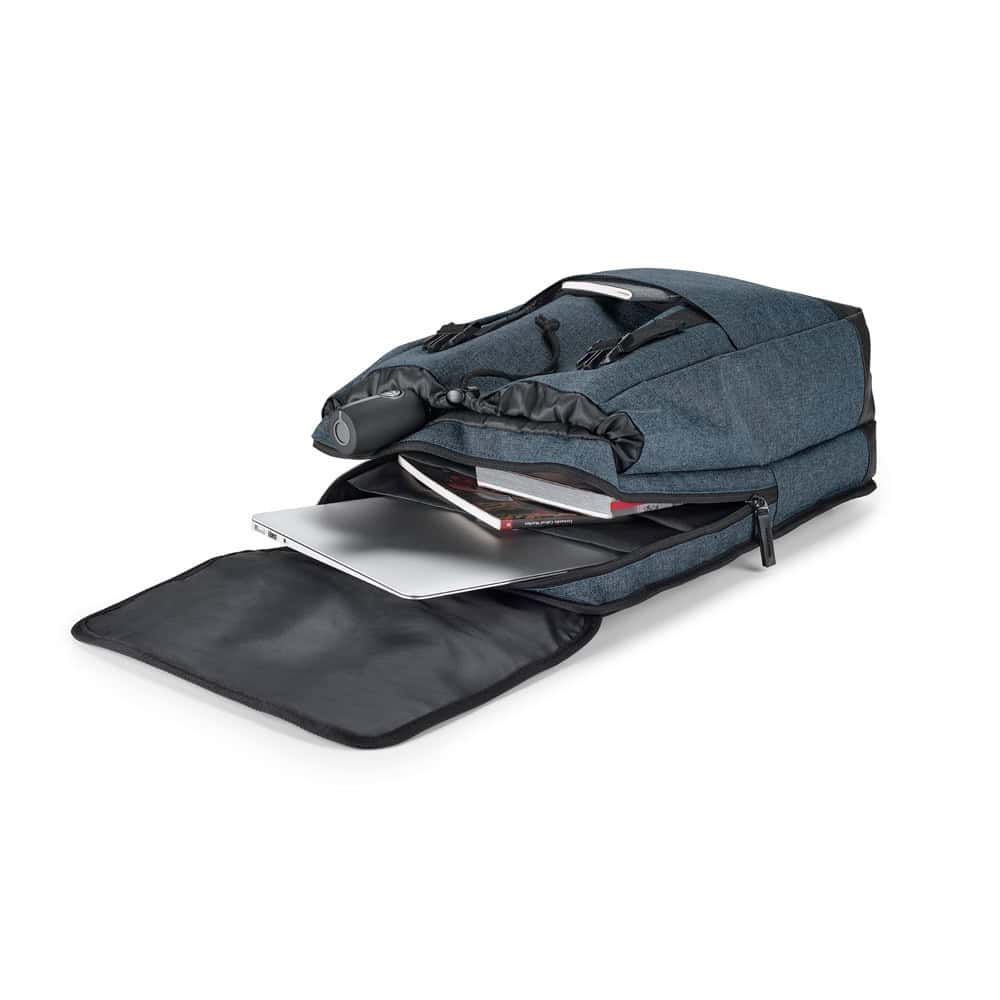 Traveller laptopryggsäck för 17'' i slitstark 600D-tyg, med flera fack.