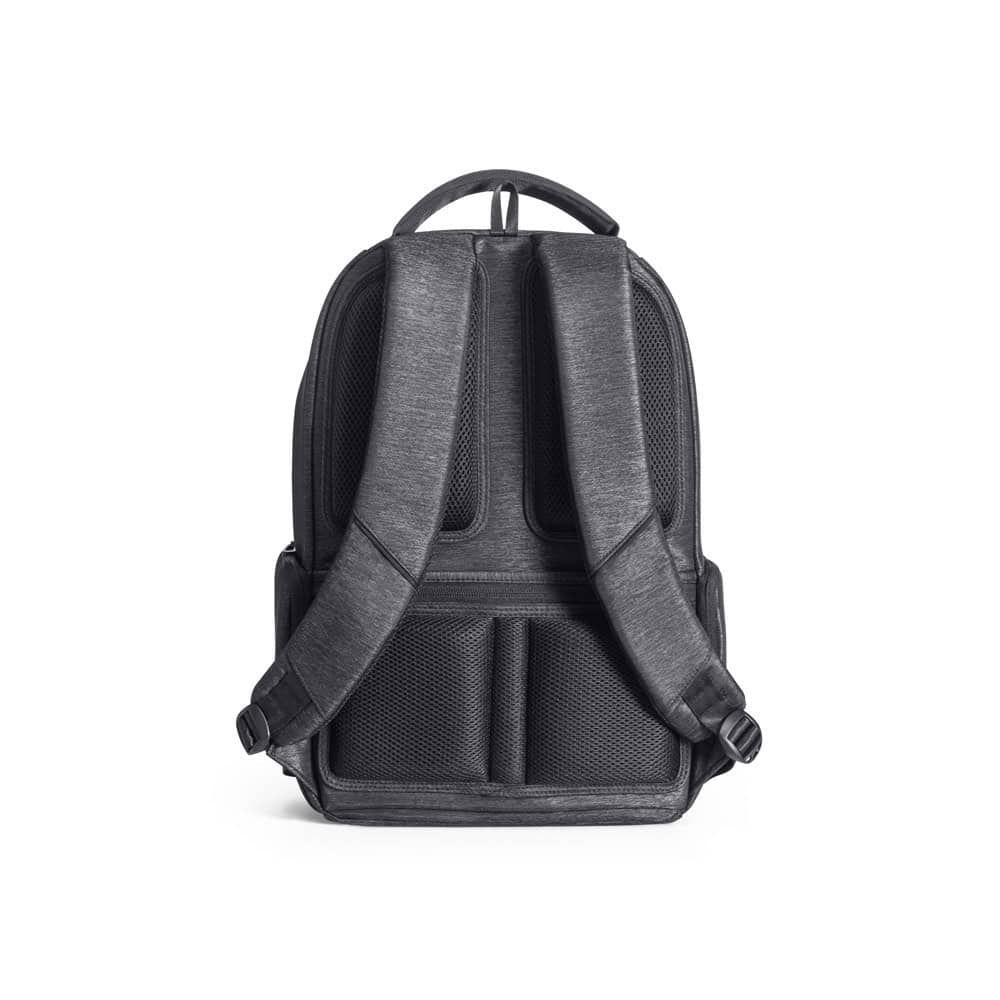 Vattentät 17'' laptopryggsäck i nylon med justerbara axelremmar och flera fack.