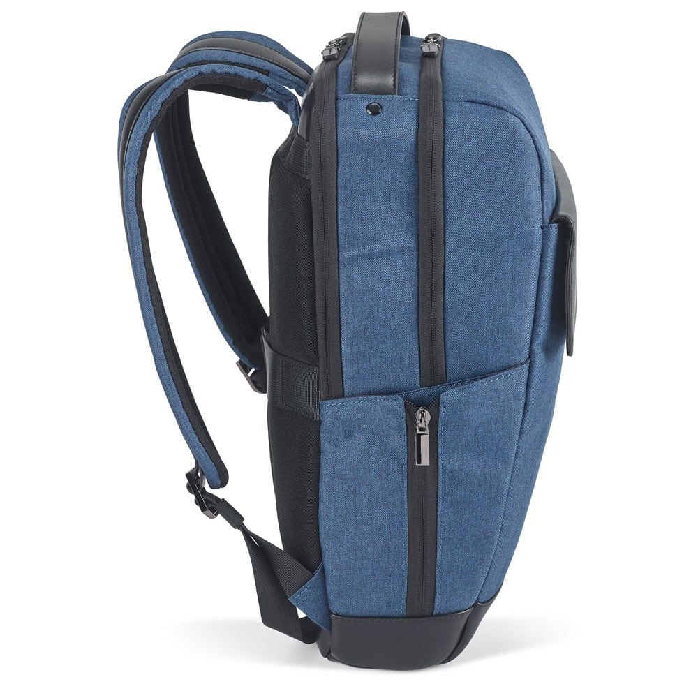Blå ExpoT MOTION Backpack med flera fack och justerbara remmar.