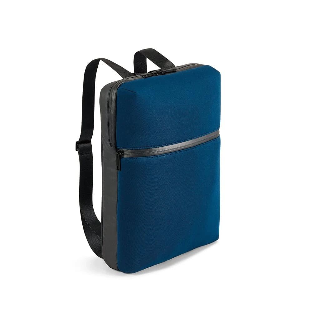 Urban backpack för 14-tums laptop i softshell och tarpaulin, perfekt för vardagsbruk.