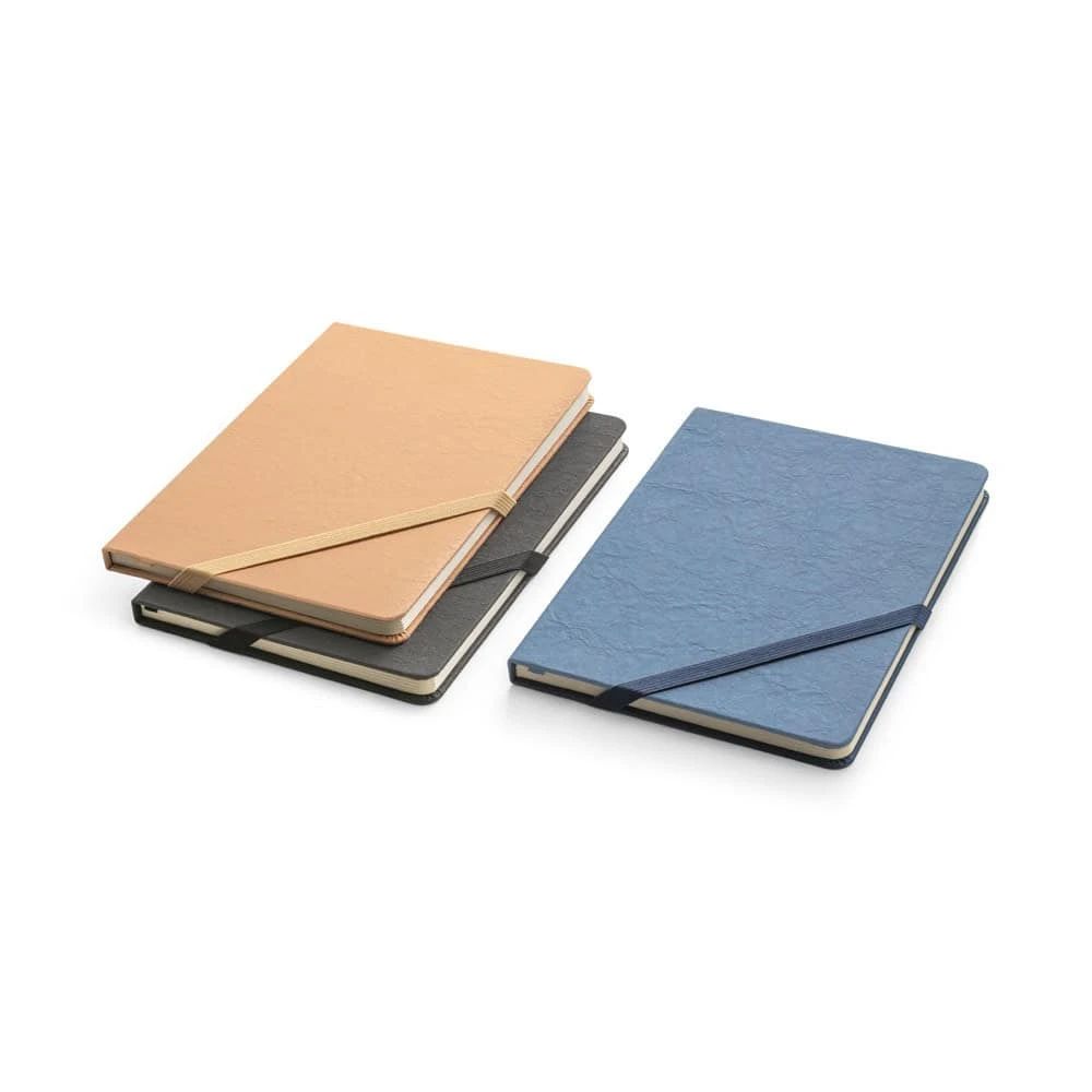 HUXLEY. A5-anteckningsblock, gjord av vattenavvisande papper, med fodrade sidor gjorda av ett FSC™-certifierat material och andra kontrollerade material
