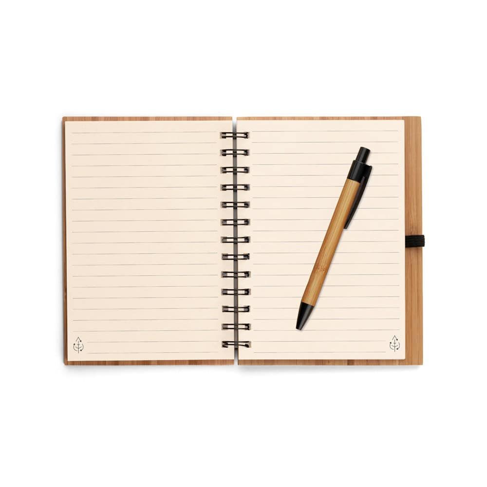 DICKENS A5. A5 spiral anteckningsblock i bambu med 100% återvunnet papper